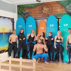 https://endless-summer-hostel.adeje-hotels.com