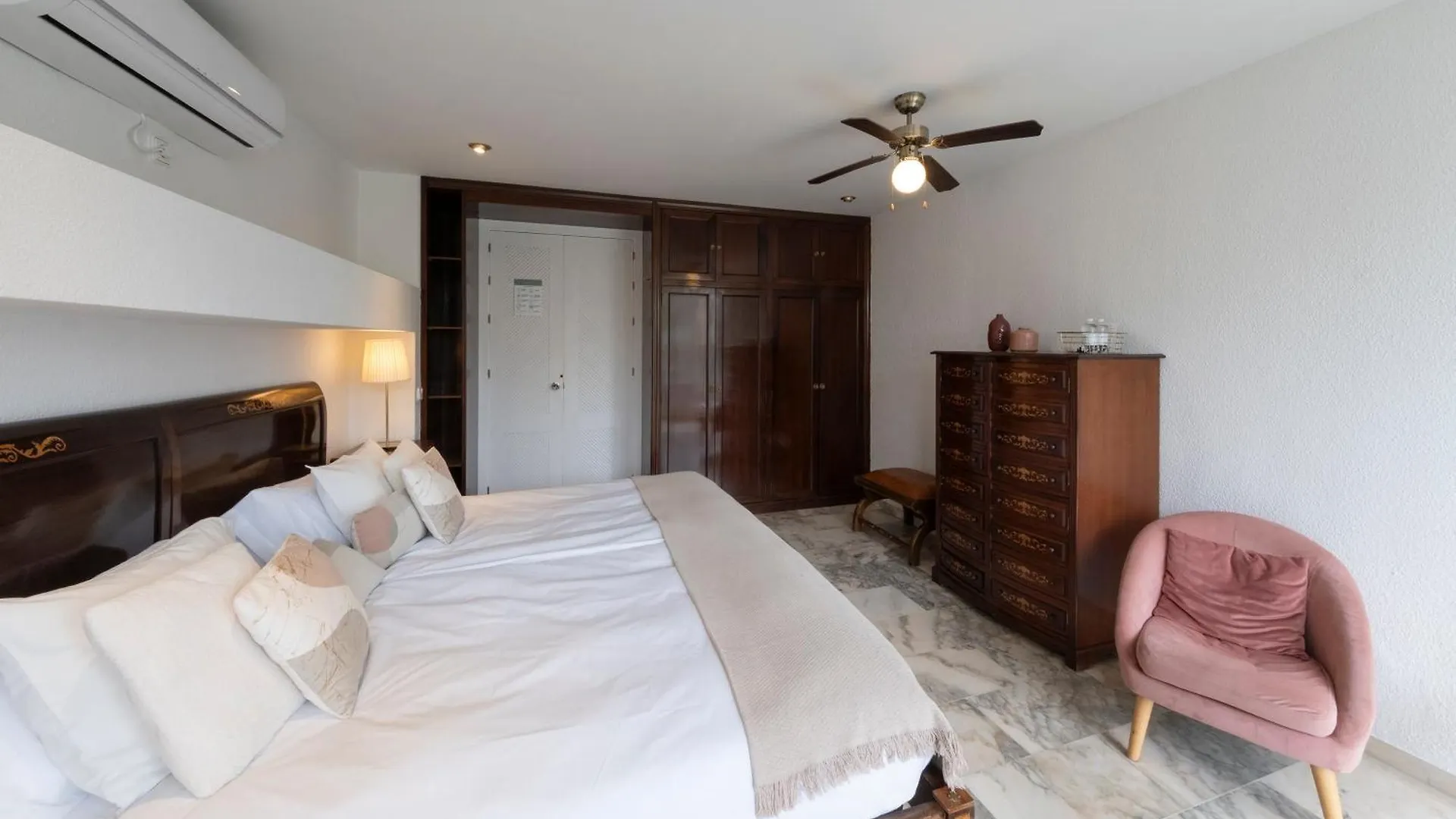 B&B Arena Sevilla Tomares Bed & Breakfast